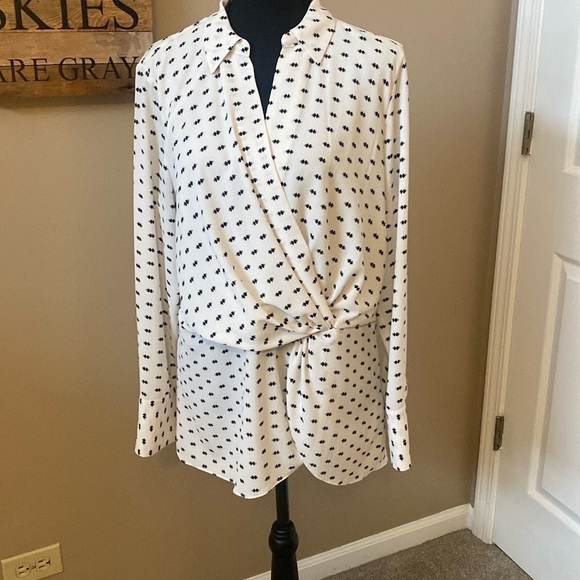 Vince Camuto Tops - VINCE CAMUTO peplum blouse w/sm bl geo pattern on cream Sz L, modesty snap